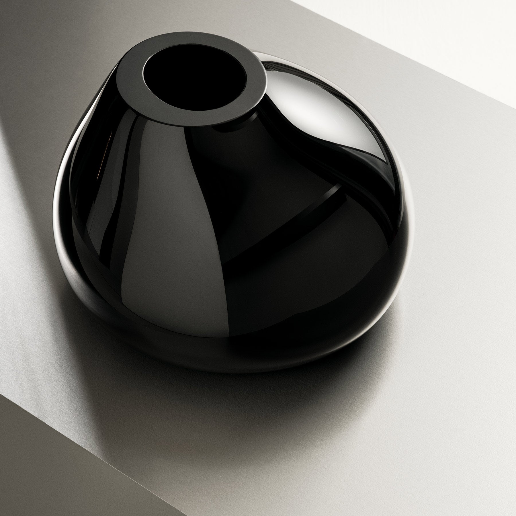 Ebon Black Vase Large Orrefors