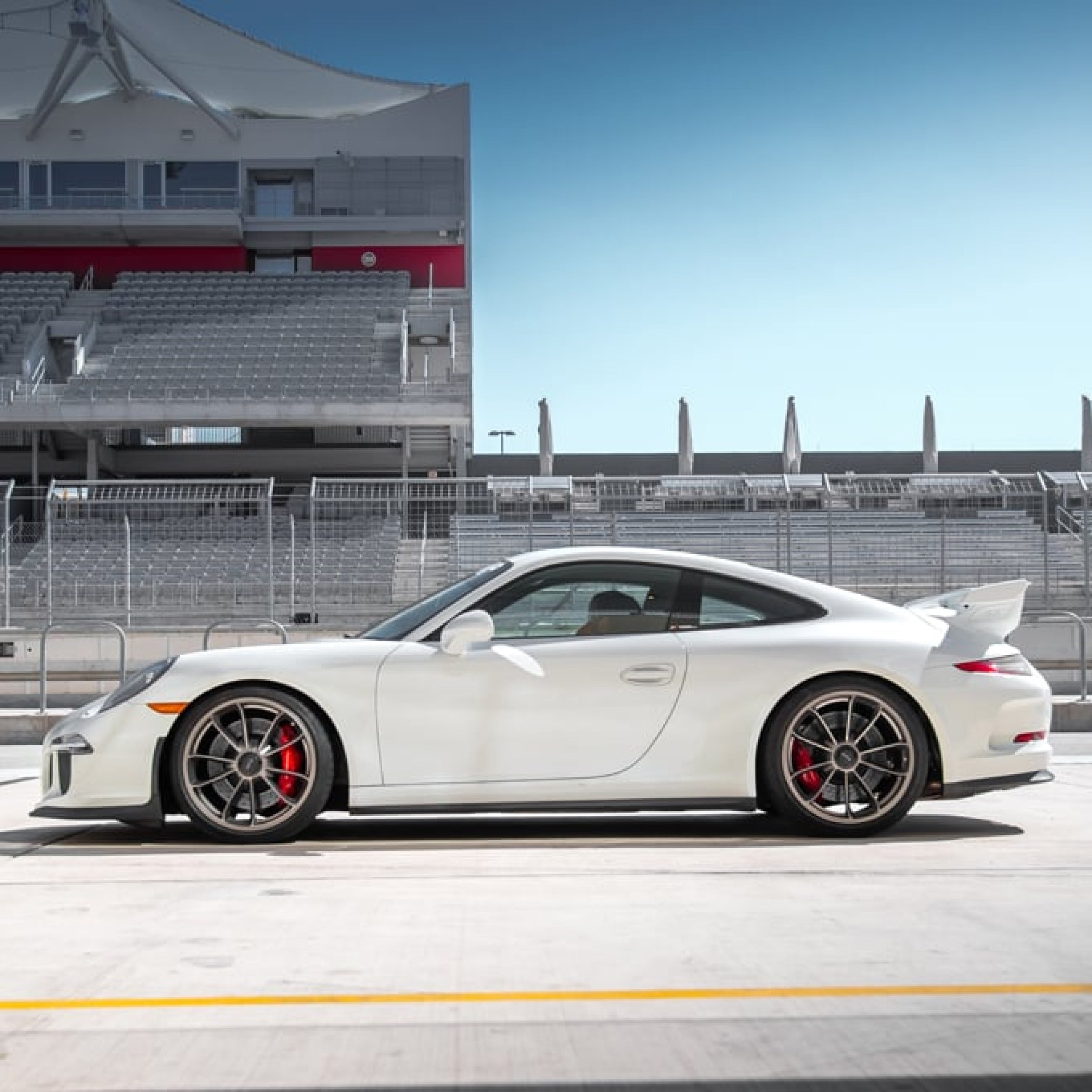 Race a Porsche 911 GT3 992 with Xtreme Xperience virgin experiences
