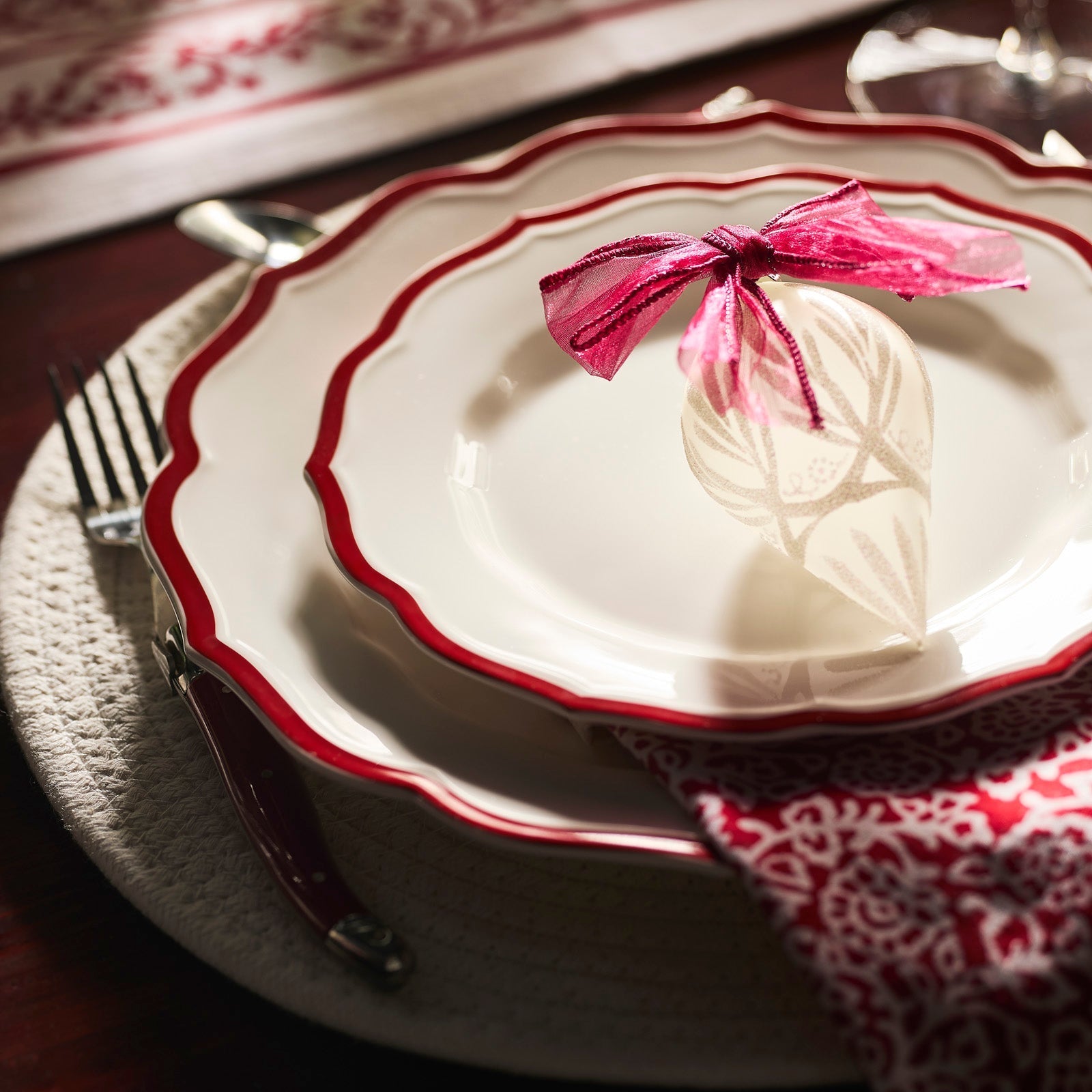 Stella Scalloped Crimson Dinner Plate