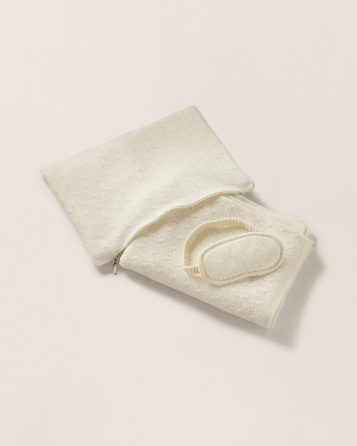 Iconic Cable Cashmere Travel Gift Set